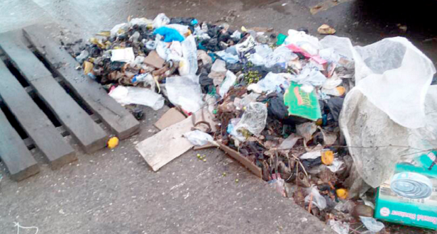 Waste as nuisance on a street in Takoradi