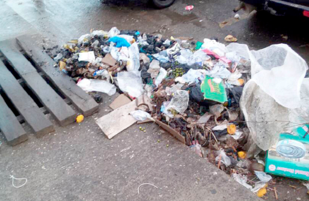 Waste as nuisance on a street in Takoradi