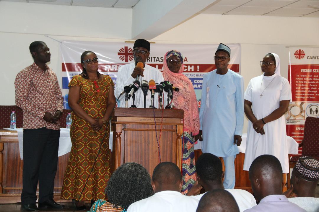 Sheikh AremeyawShuaibflanked by dignitaries during the launch